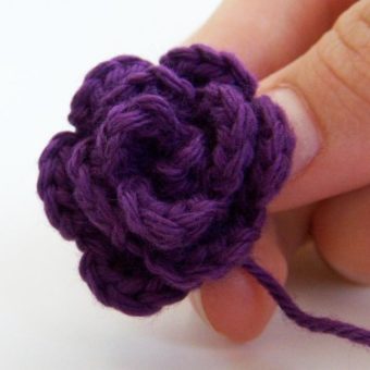crochet a tiny rose